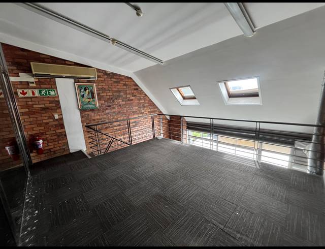 92M² OFFICE TO LET IN GREEN POINT